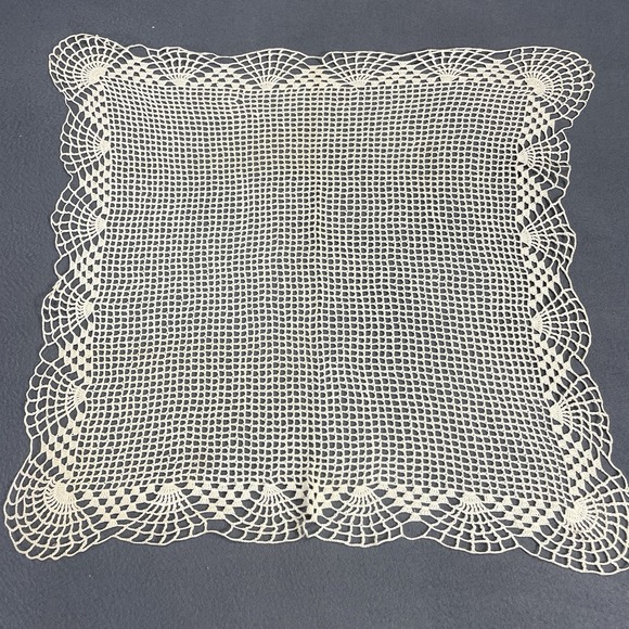 25" Vtg Hand Crochet Lace Doilie Table Cloth Topper Decor Scalloped Cottagecore - Picture 1 of 4